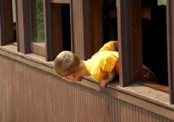 Eyvandan yıxılan 2 yaşlı uşaq öldü