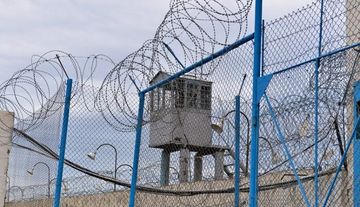 Məhkum ərinə heroin gətirdi