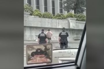 Milli Məclisin binası qarşısında intihara cəhdin qarşısı alındı - RƏSMİ