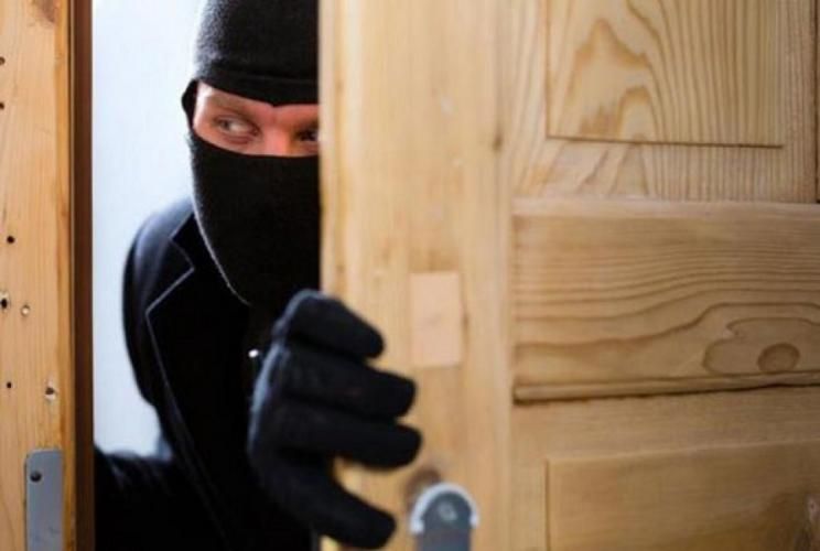 Qadının evinə basqın edib pul istədi