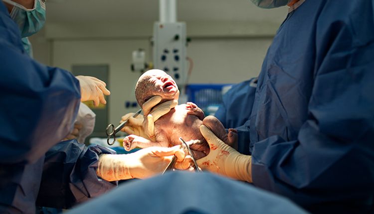 Rayonda qeysəriyyə ilə uşaq dünyaya gətirən qadın Bakıda xəstəxanada öldü