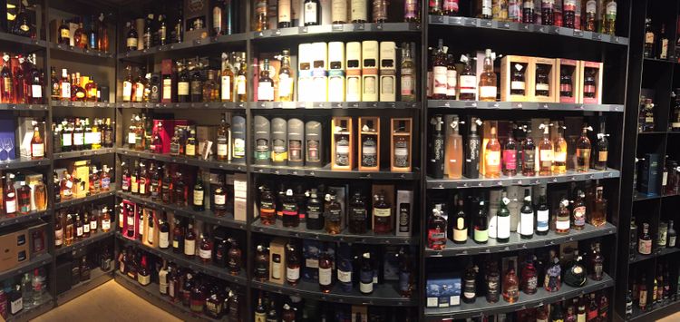 Məşhur marketdən bahalı viskilər oğurlandı