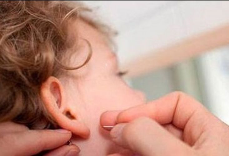 6 yaşlı qızın qulağından sırğasını apardı