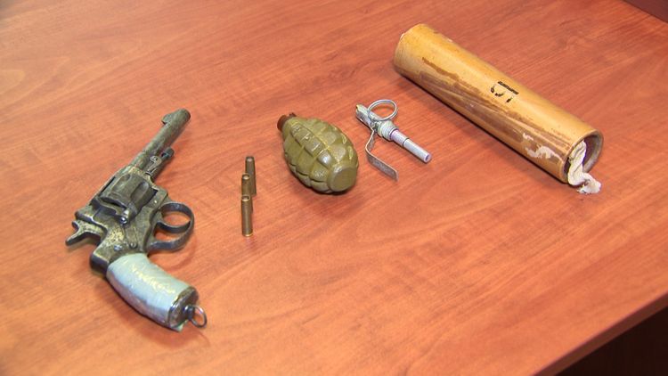 Üstündən odlu silah, evindən qumbara çıxdı - FOTO