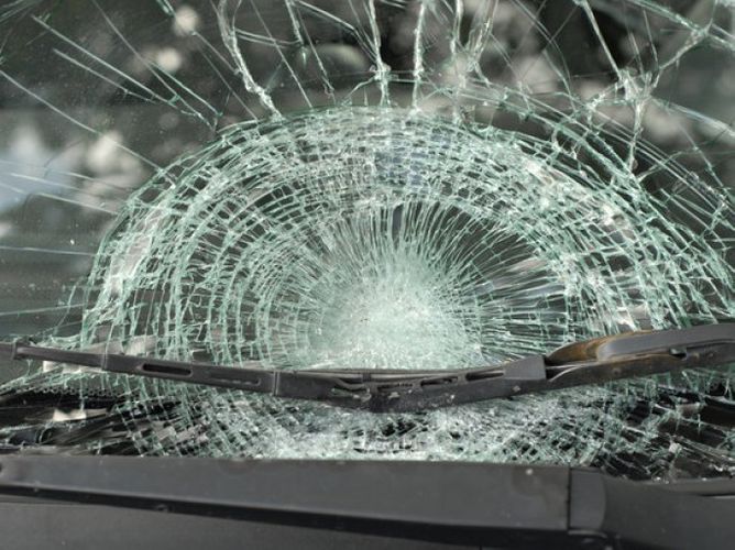 Bakının mərkəzində maşın səkiyə çırpıldı, sürücü son anda xilas edildi