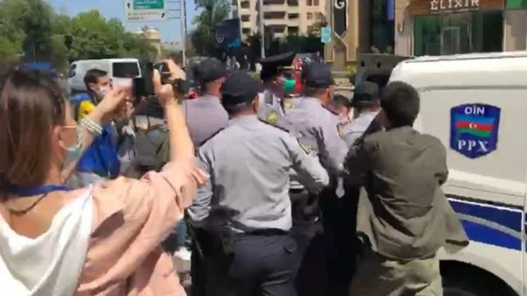 Nazirlik qarşısında aksiyaya cəhd: saxlanılanlar var