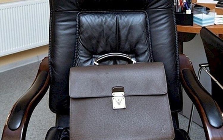 Rüşvət alan şirkət rəhbərinə cinayət işi açıldı