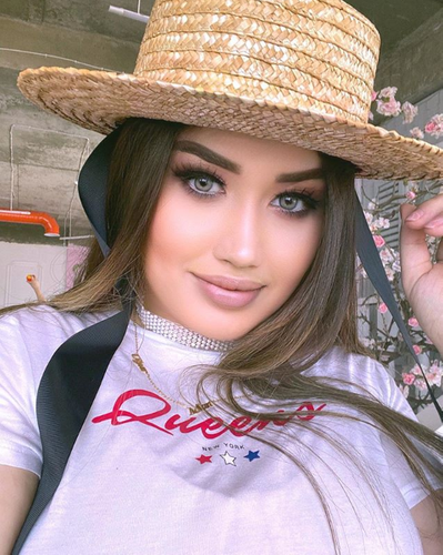 Sabiq məmurun qızı vətəndaşa söyüş yağdırdı: "Gecə evə zəng vurub..." - FOTO