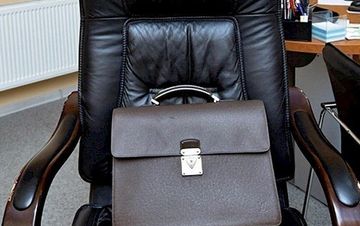 Rüşvət alan şirkət rəhbərinə cinayət işi açıldı