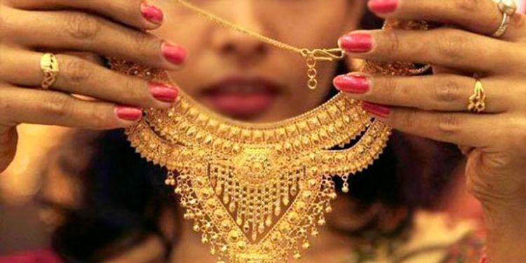 Qadın girdiyi evdən qızılları apardı