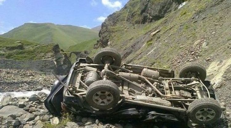 Maşını dərəyə aşıran sürücü öldü