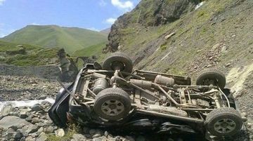 Maşını dərəyə aşıran sürücü öldü