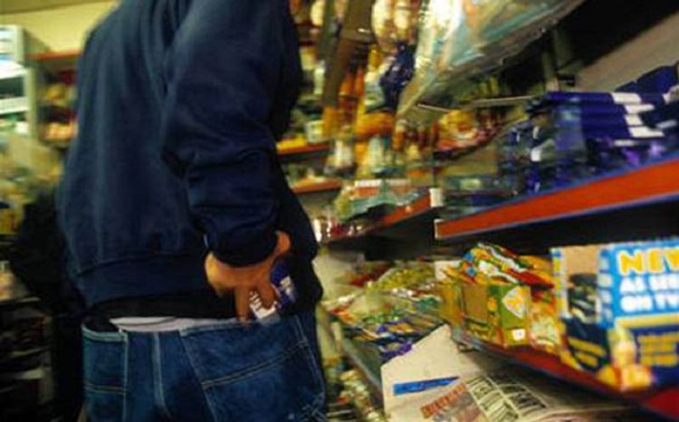 Mağazada müştərinin pulu oğurlandı