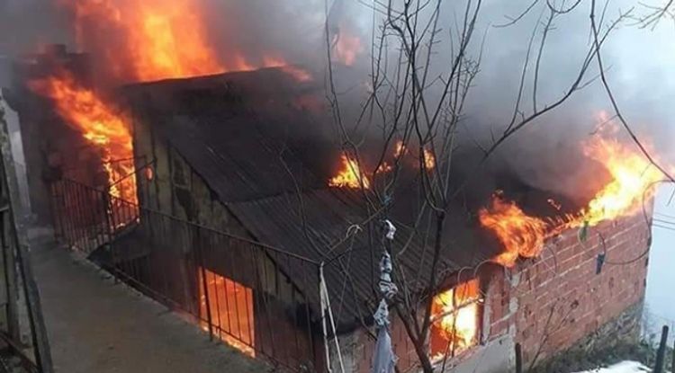 Bakının mərkəzində 3 otaqlı evin damı yandı