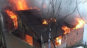 Bakının mərkəzində 3 otaqlı evin damı yandı