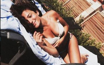 Azərbaycanlı müğənni ALT PALTARINI göstərdi, TƏNQİD ETDİLƏR