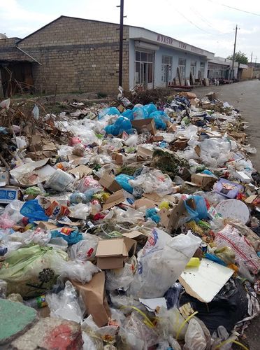 Sabirabadın mərkəzində RƏZALƏT: "Bura virus, bakteriya mənbəyidir"