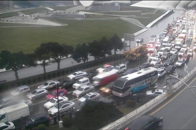 Heydər Əliyev prospektində baş vermiş avtoqəza sıxlığa səbəb olub - FOTO