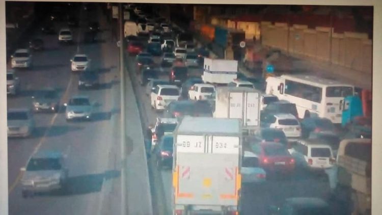 Bakıda baş verən qəza sıxlıq yaratdı