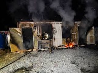 Konteyner içərisindəki paltaryuyanlarla birgə yandı