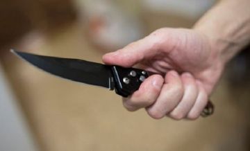 Mühafizəçinin boğazına bıçaq dirəyib pulunu aldı