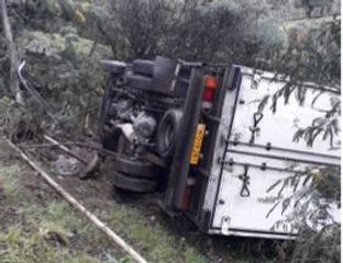 Yük avtomobili qaz xəttinin üzərinə aşdı - FOTO