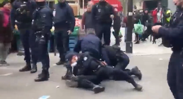 Polis bu ölkədə küçəyə çıxanlarla sərt davrandı  - VİDEO