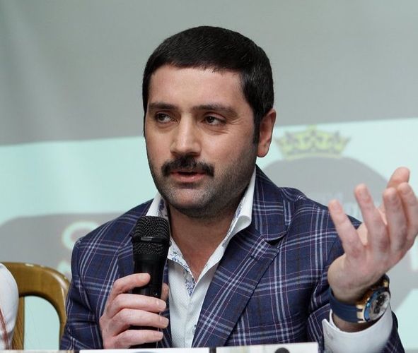 "Bu sənətdə bir çox şeyləri qurban verməlisən" - İzzət xalqa səsləndi