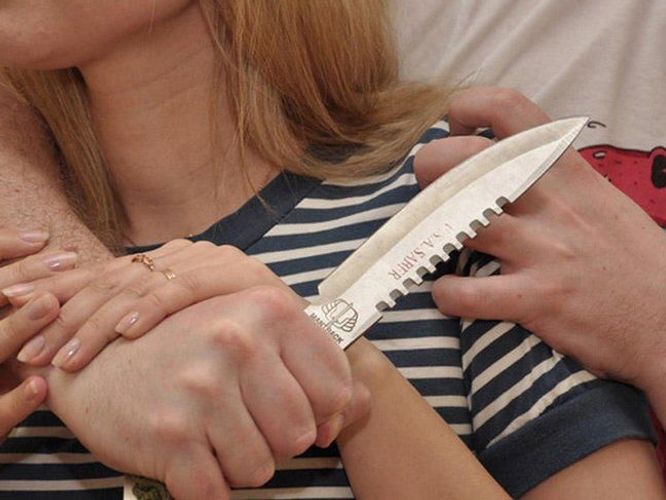 Azərbaycanda QANDONDURAN HADİSƏ: oğul anasının boğazına bıçaqla...