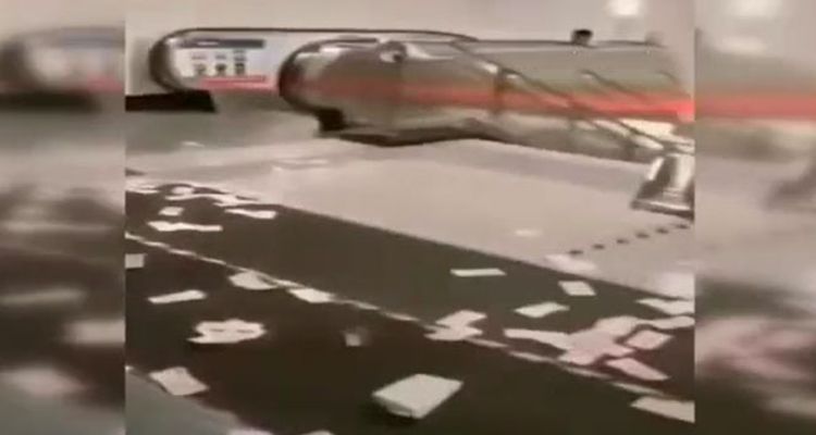 Metroda qəribə OLAY: Yerə tökülən pulları... - VİDEO