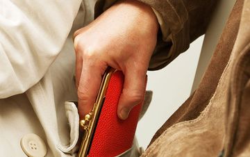 Marketdə qadının pulqabısını oğurladılar