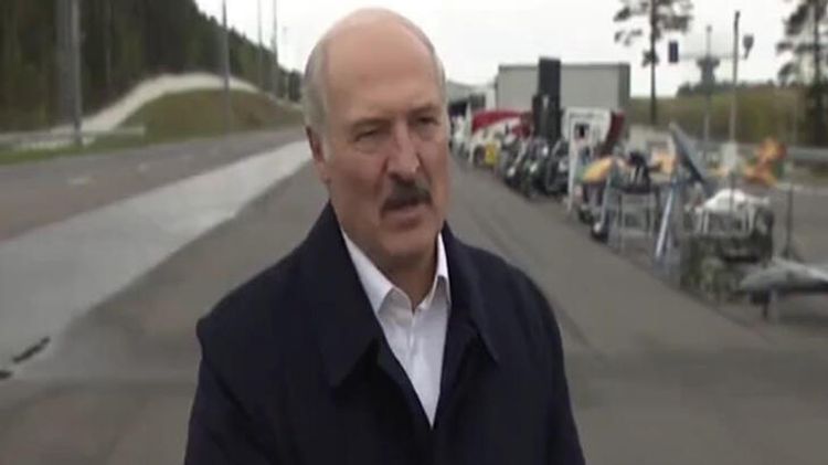 Belarus prezidenti: "Başqa qadınlarla öpüşməyin"