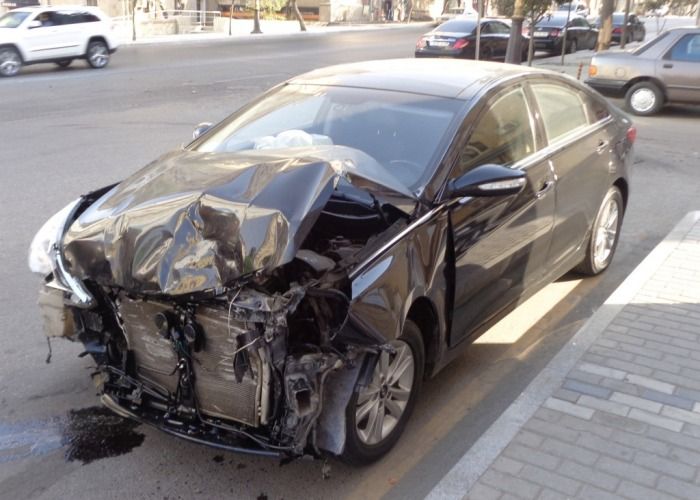 Maşını divara çırpan sürücü öldü