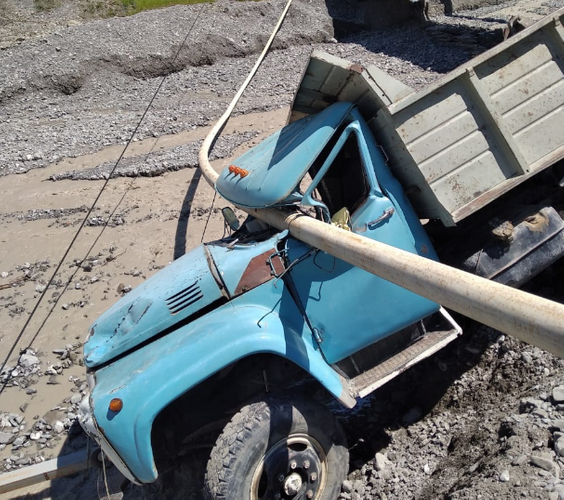 Maşın körpüdən aşdı: 1000 nəfər qazsız qaldı - FOTO