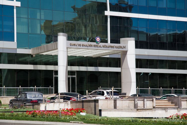 Tanınmış blogger 190 manat aldığına görə qınandı - RƏSMİ