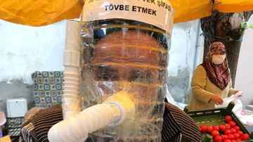 "Bu xəstəliyin şəfası tövbə etməkdir" - Özünə qeyri-adi maska düzəltdi - FOTO