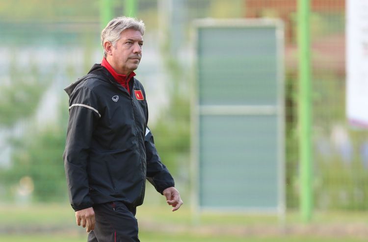 "Neftçi"nin prezidenti baş məşqçilik etməyi sevirdi" - Hans-Yurgen Gede