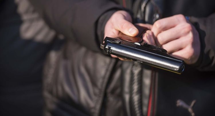 Keçmiş məhkumdan silah və narkotik götürüldü