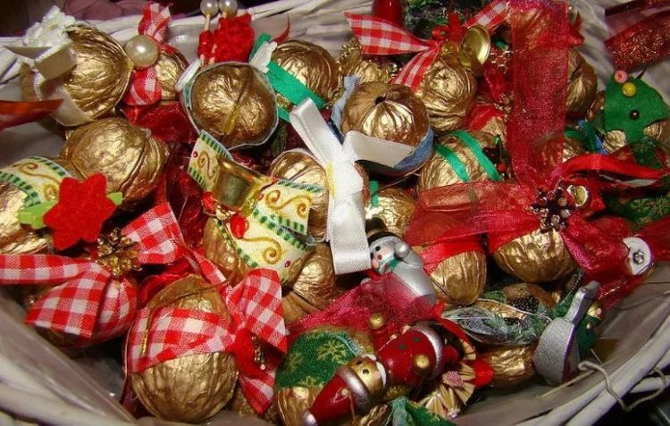 Rəngli kağızlara bükülmüş, dadlı karamellər: dostumuzdur, yoxsa düşmənimiz?