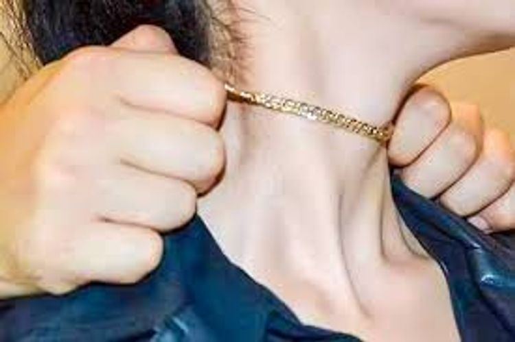 Gənc qadının əlini və ağzını bağlayıb briliantını apardı