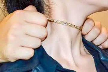 Gənc qadının əlini və ağzını bağlayıb briliantını apardı