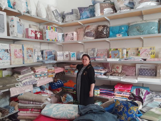 Axtarışda olan qadın mağazalardan oğurluq etdi