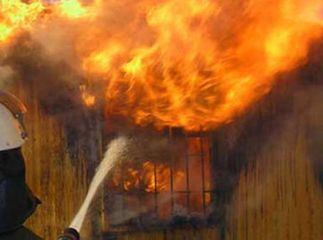 Taxtadan tikilən kafe yanıb kül oldu