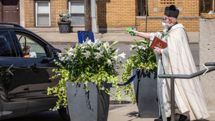 Koronavirusdan qeyri-adi qorunma: keşiş tapança ilə...