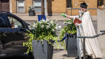 Koronavirusdan qeyri-adi qorunma: keşiş tapança ilə...