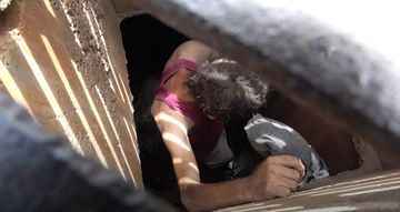 Narkoman qadağan olunan yerə belə keçdi - VİDEO