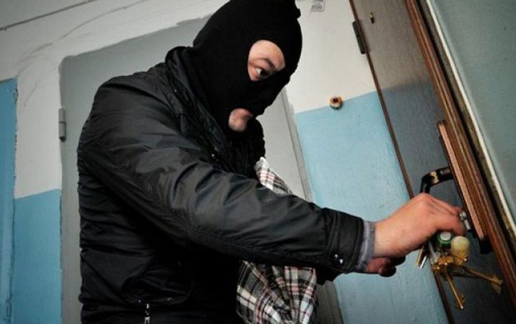 Evdən 14 min manatlıq oğurluq edildi