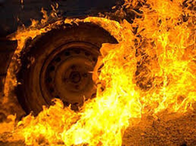 Rayonda dərəyə aşan yük maşını yandı