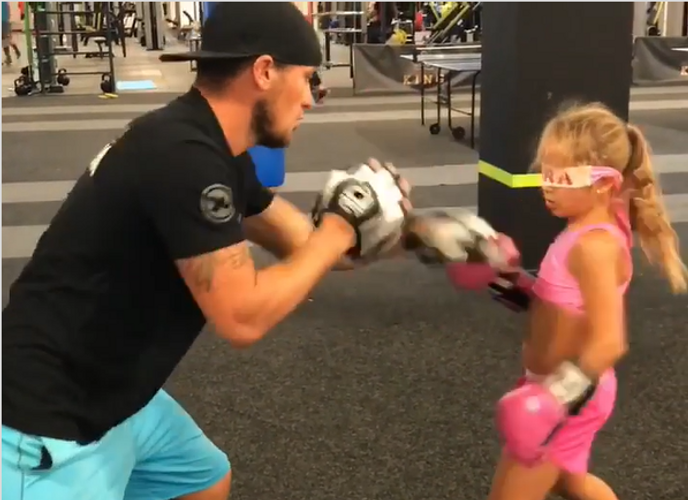 Boks dünyasının gözü 12 yaşlı "Çəhrayı Pantera"da - VİDEO