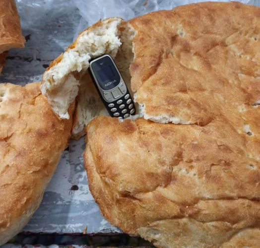 Telefonu çörəyin içində gizlədib türməyə keçirmək istədi